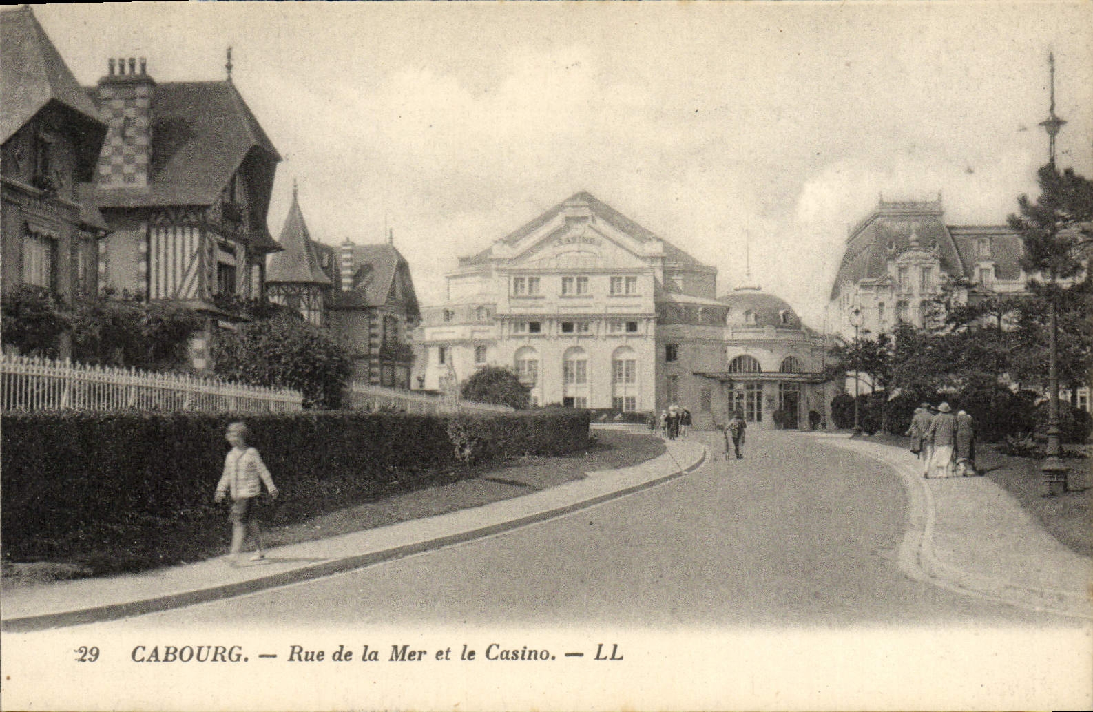 Calle de Cabourg de la POSTAL de la VENDIMIA del mar y del casino