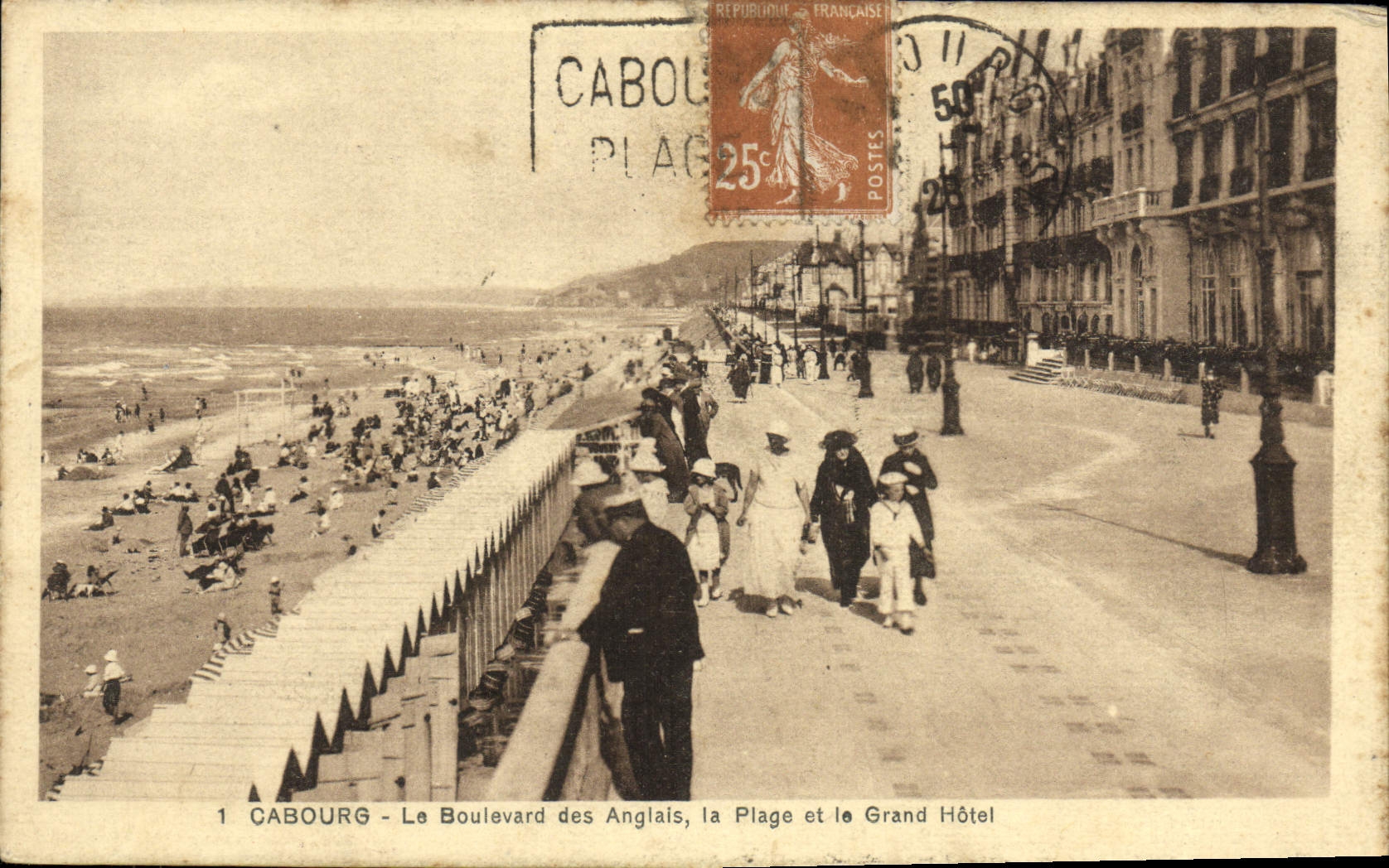 CPA Cabourg Le Boulevard des Anglais la Plage et le Grand Hotel