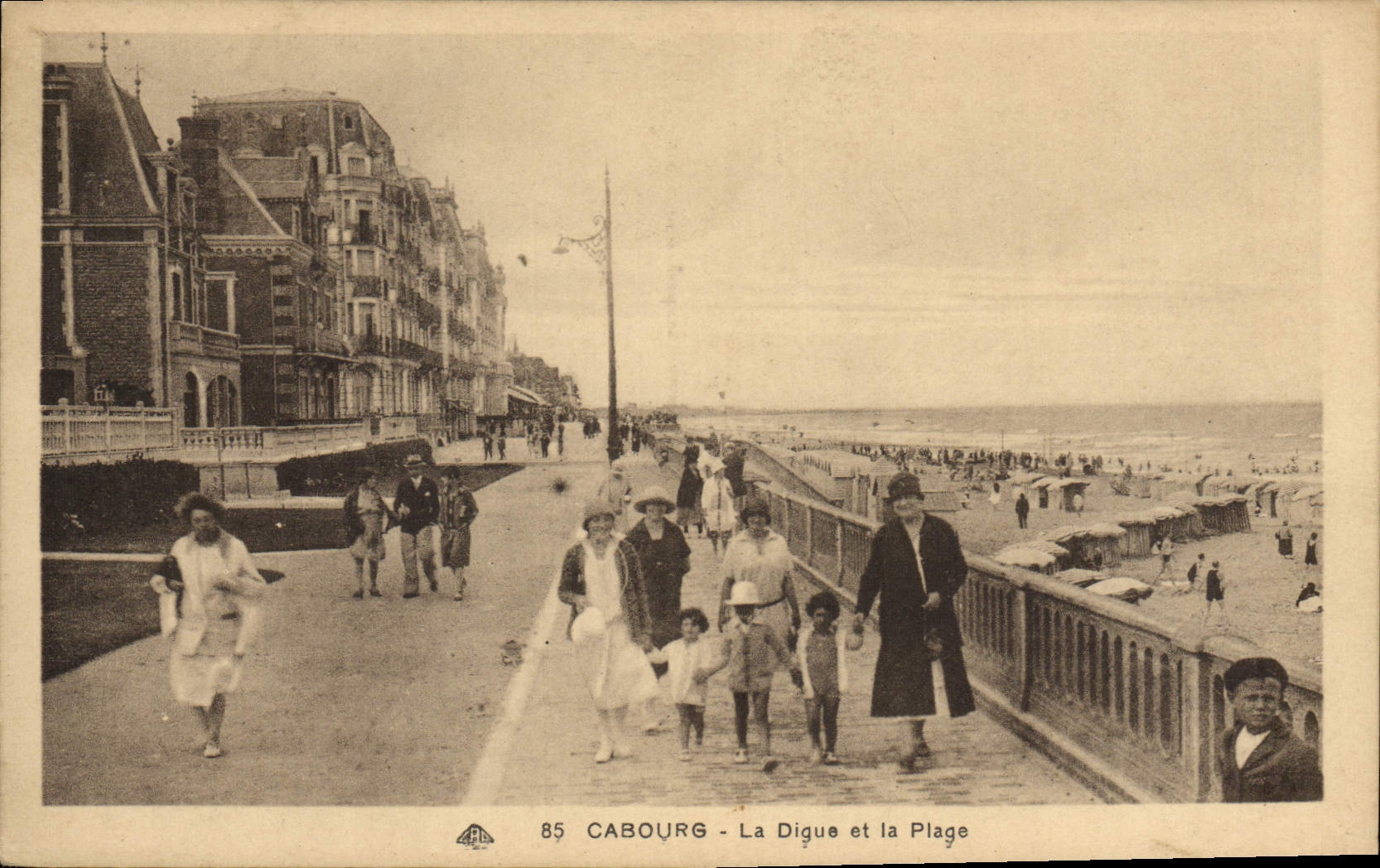 POSTAL Cabourg de la VENDIMIA la presa y la playa