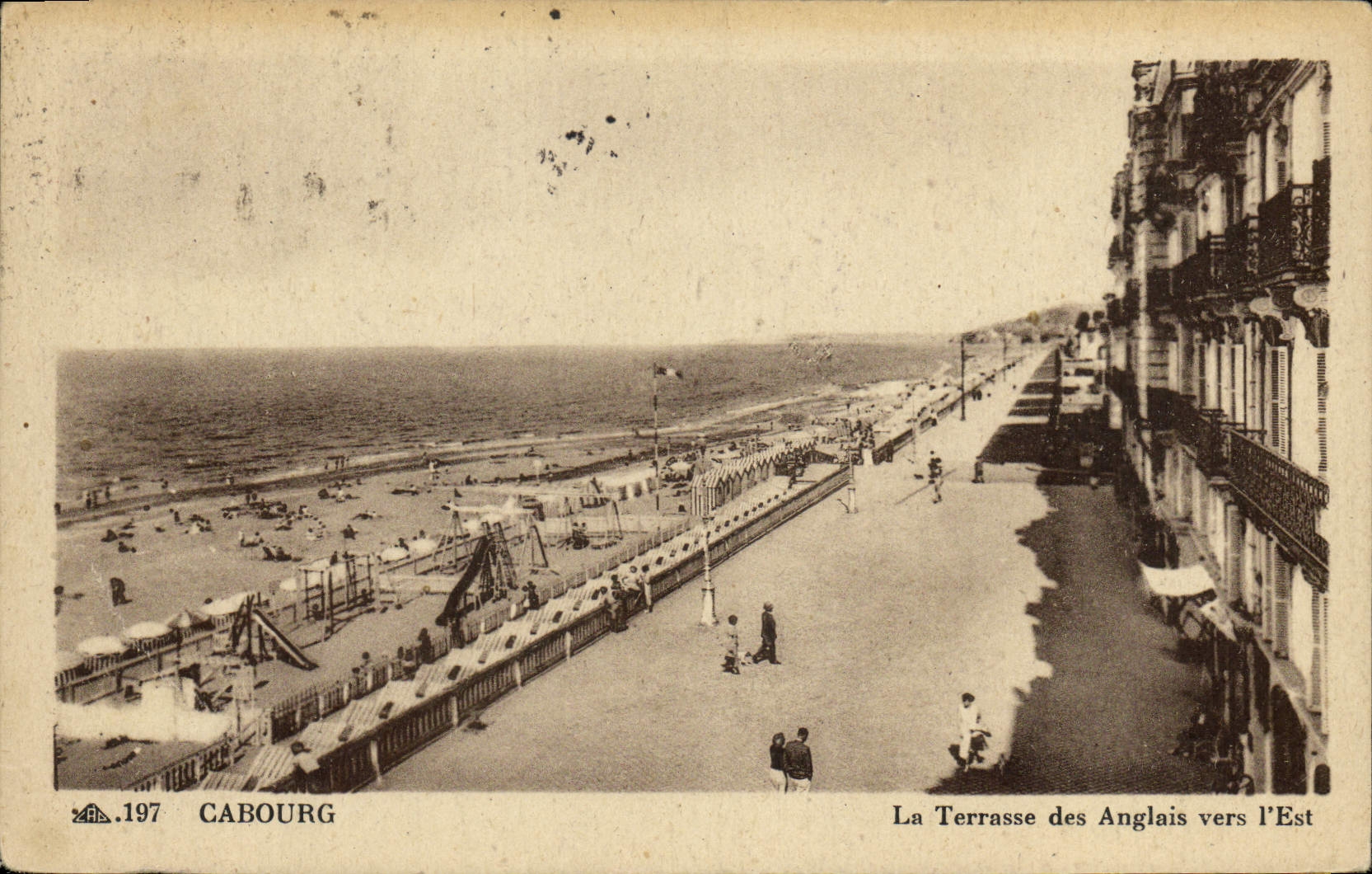 CPA Cabourg La Terrasse des Anglais vers l'Est