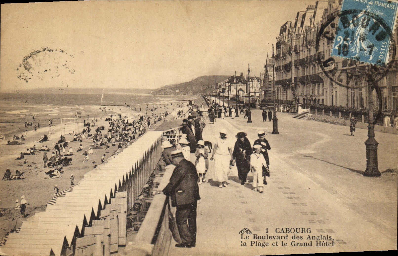 CPA Cabourg Le boulevard des Anglais et le grand hotel