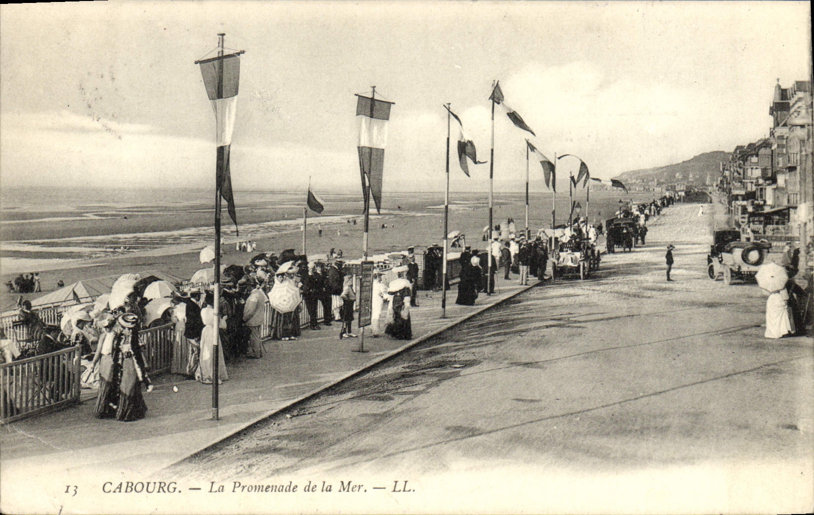 CPA Cabourg La Promenade de la Mer