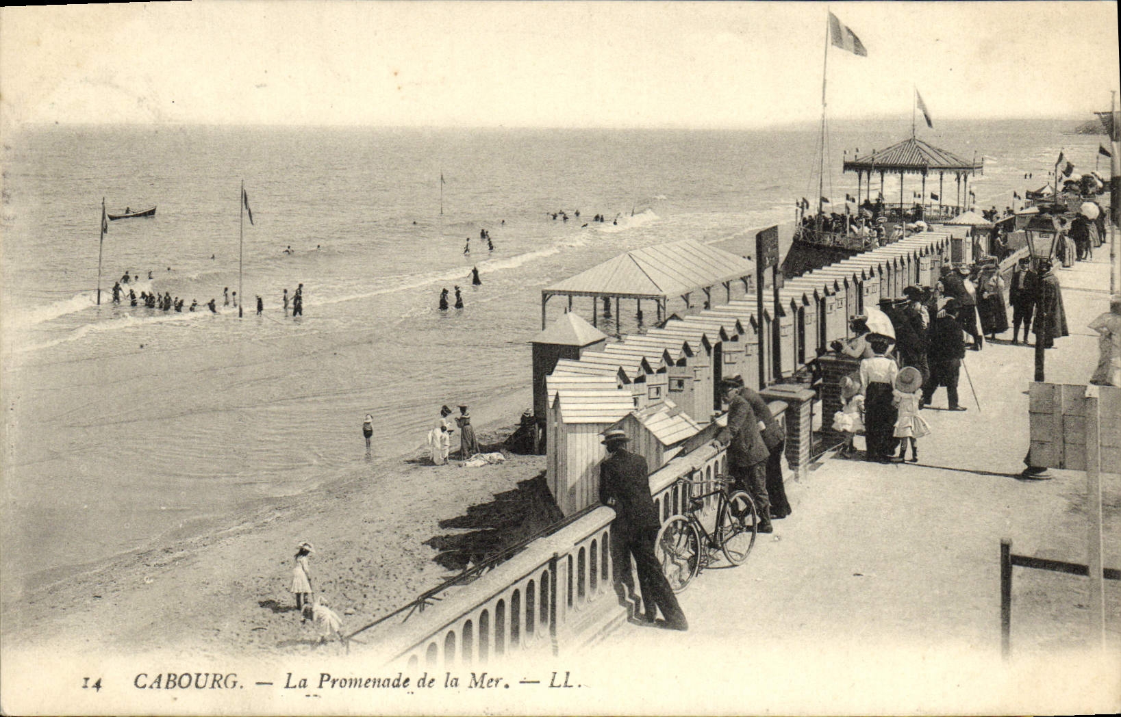 CPA Cabourg La Promenade de la Mer