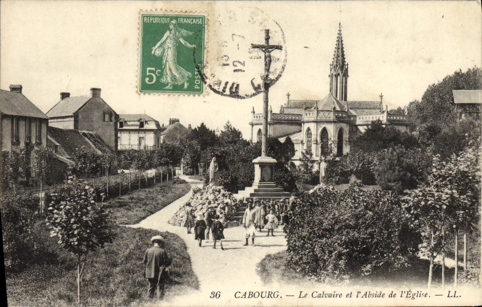 CPA Cabourg Le Calvaire et l'Abside de L'Eglise Enfants