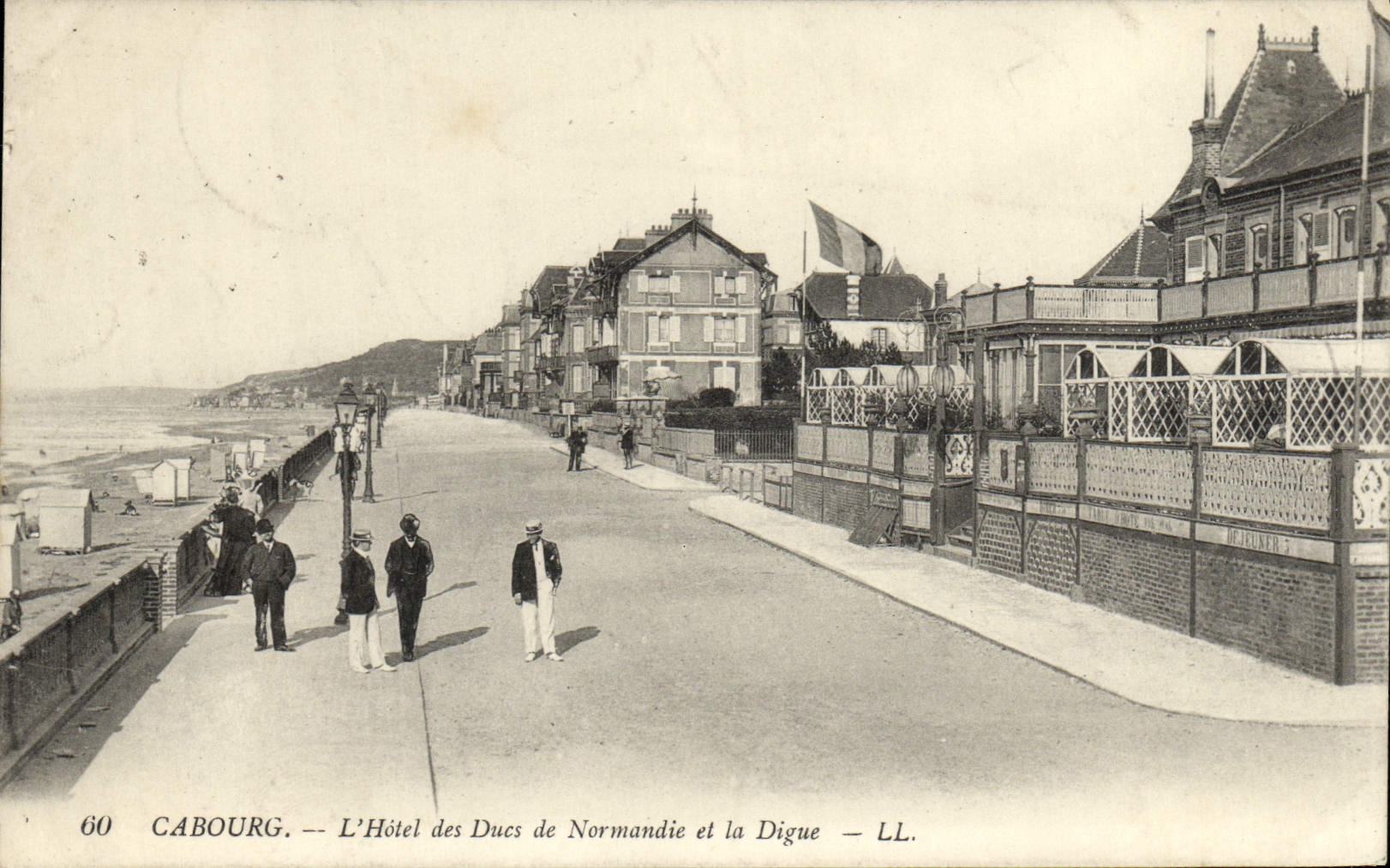 CPA Cabourg L'Hotel des Ducs de Normandie et la digue 