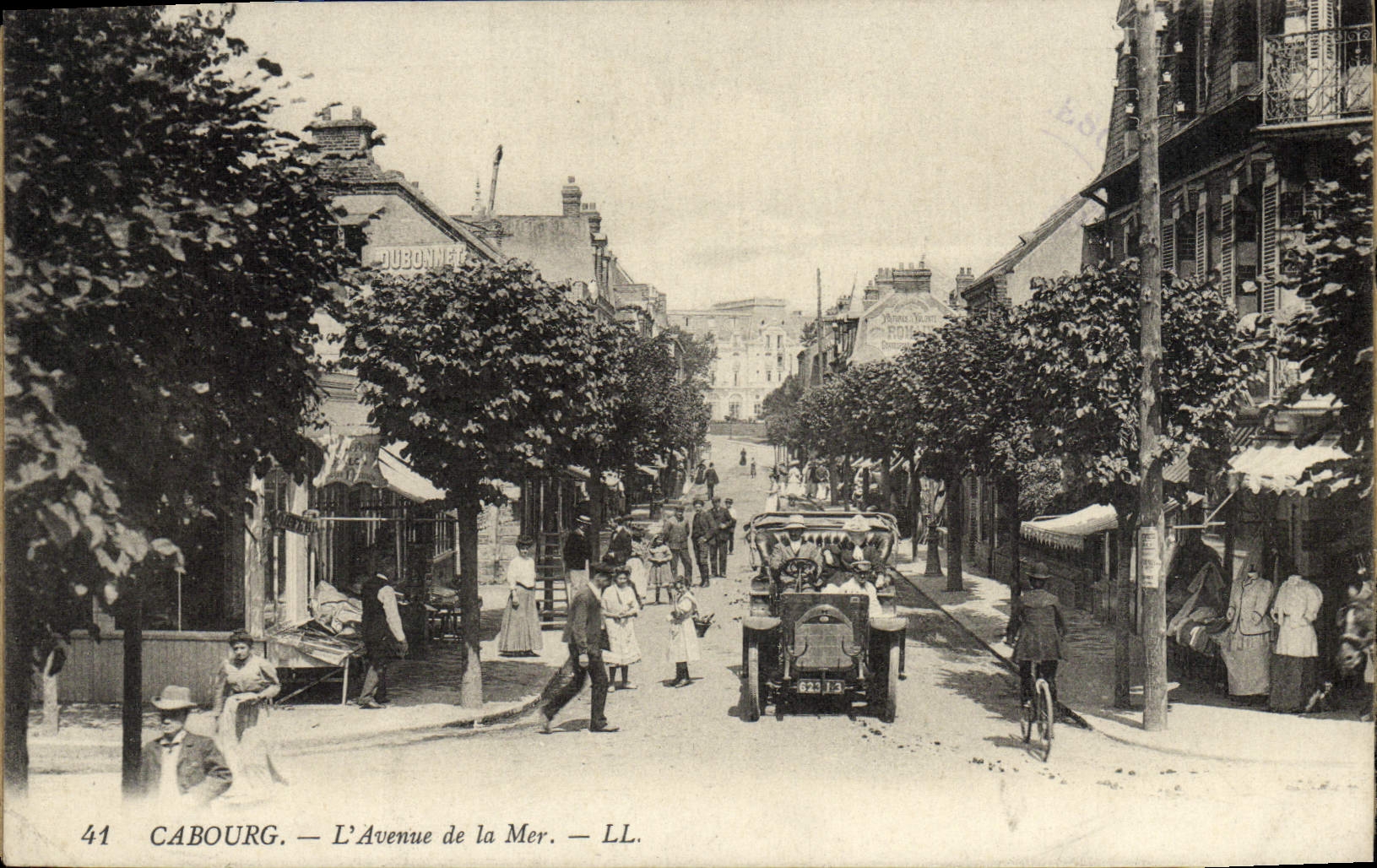 Avenida de Cabourg de la POSTAL de la VENDIMIA del mar del automóvil