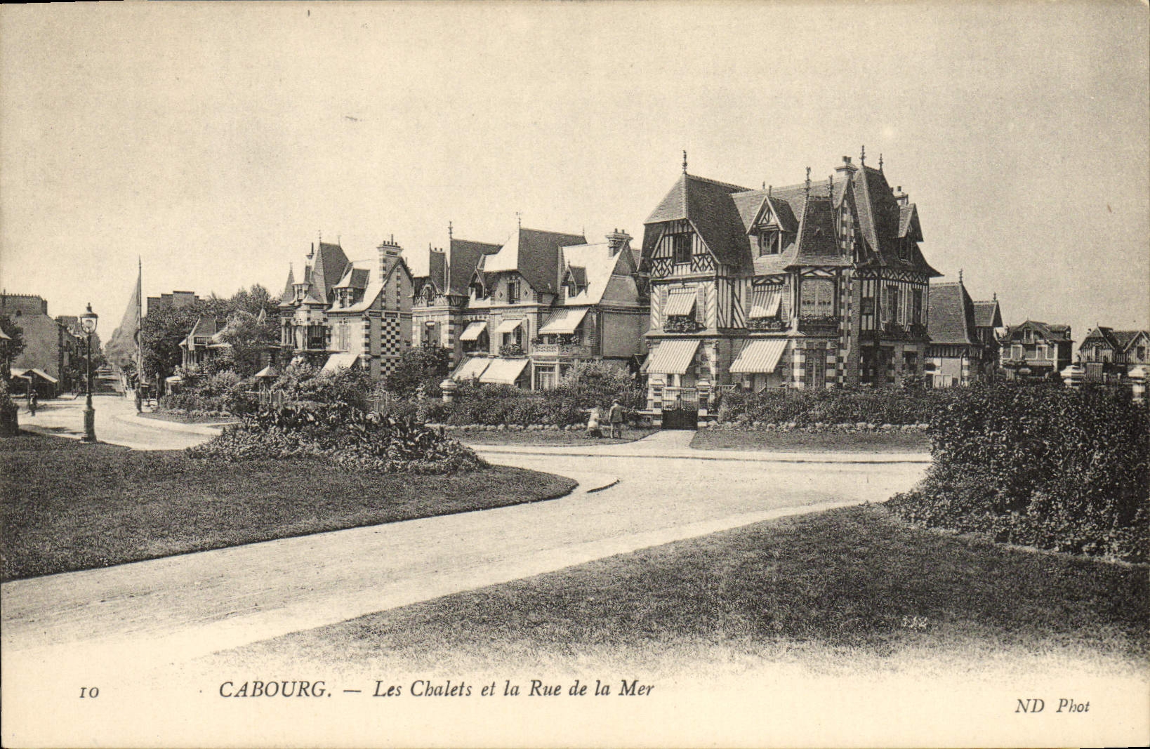 Cabañas del país de Cabourg de la POSTAL de la VENDIMIA y la calle del mar