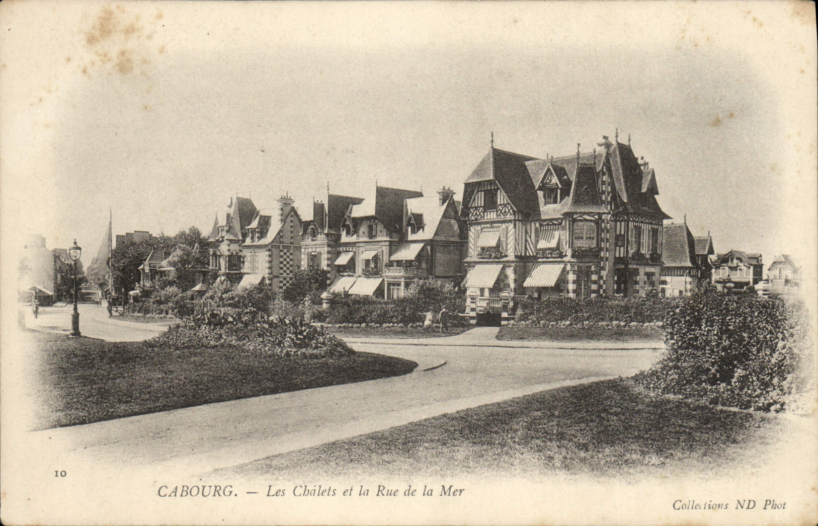CPA Cabourg Les Chalets et la Rue de la Mer