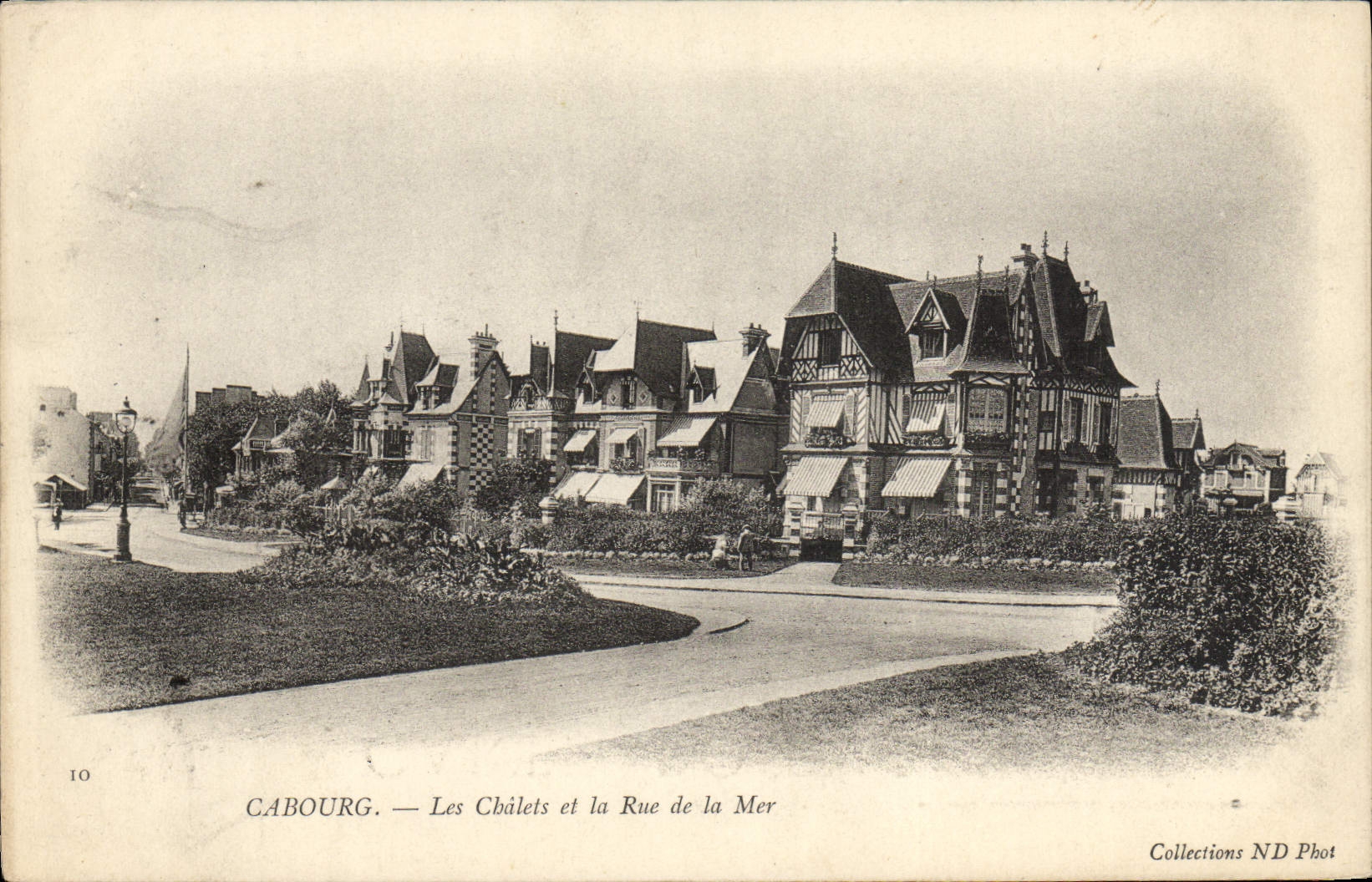 CPA Cabourg Les Chalets et la Rue de la Mer