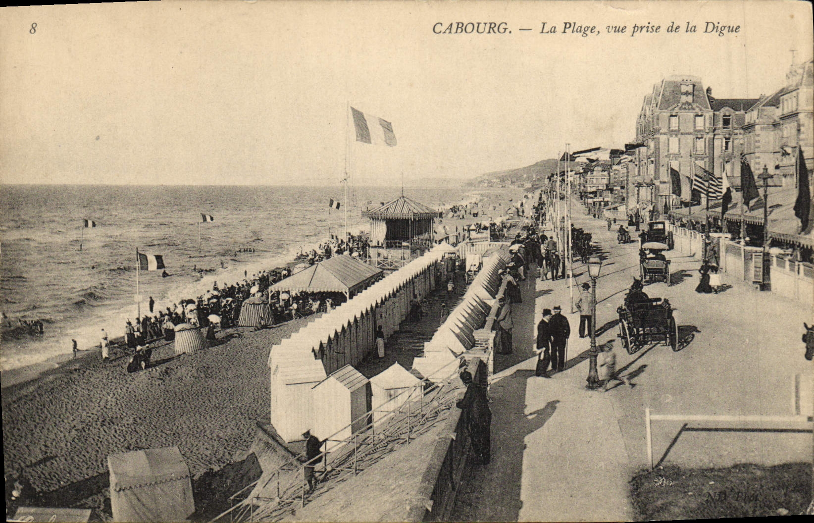 CPA Cabourg La Plage vue prise de la Digue 
