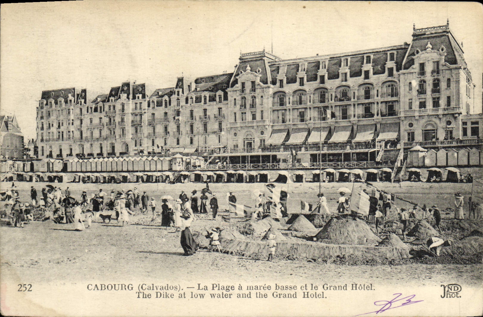 La POSTAL Cabourg de la VENDIMIA la playa tiene marea baja y el castillo grande de los niños del hotel de la arena