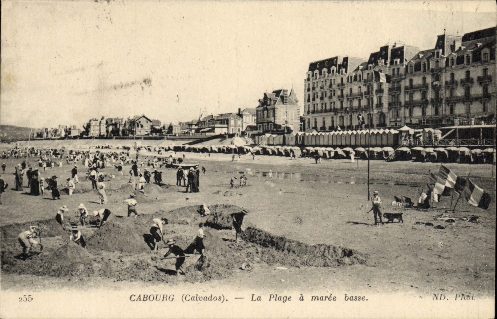 La POSTAL Cabourg de la VENDIMIA la playa tiene castillo de los niños de la marea baja de la arena
