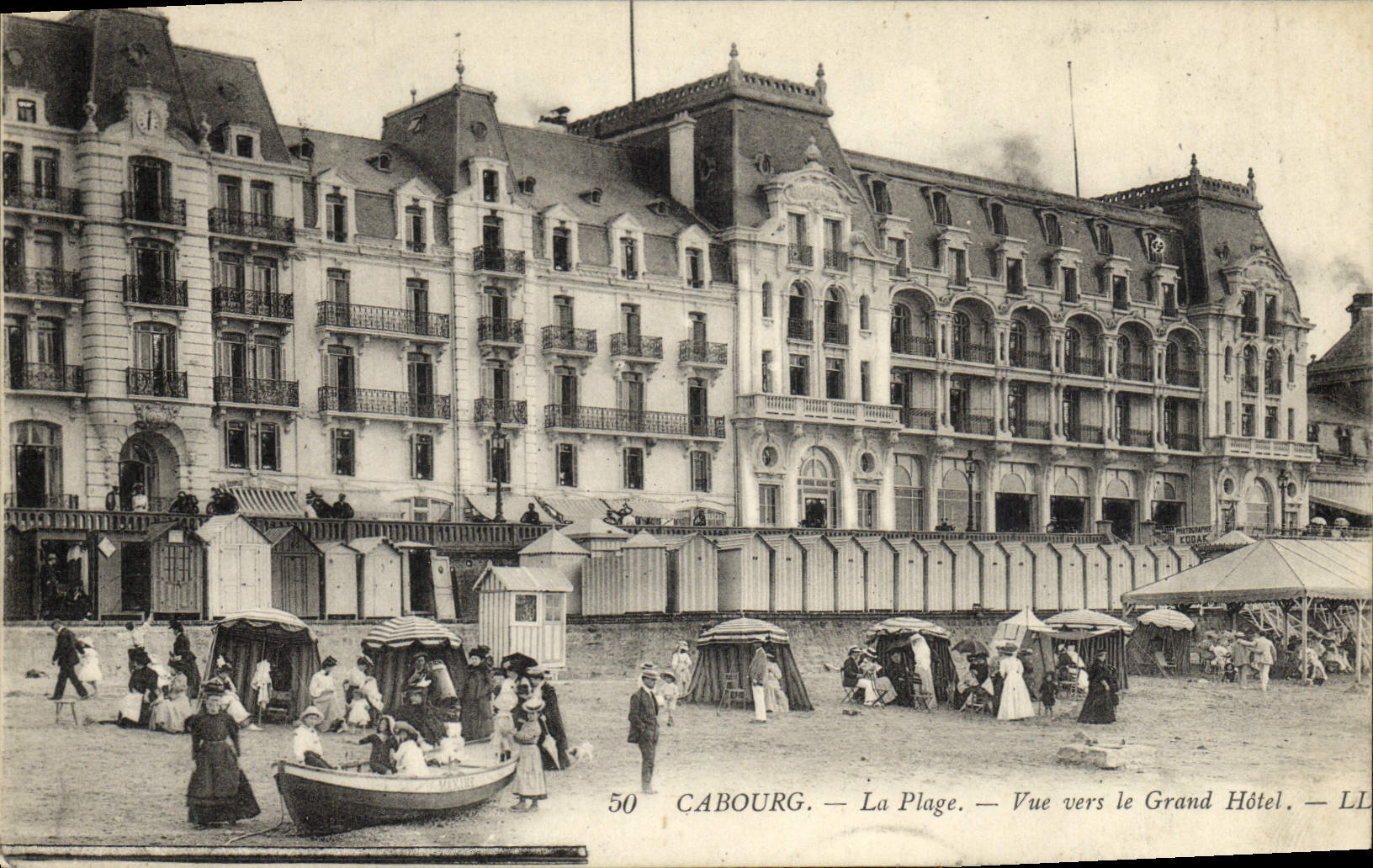 POSTAL Cabourg de la VENDIMIA la playa vista hacia el hotel grande