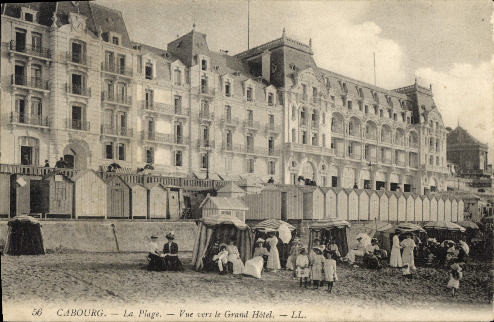 CPA Cabourg La Plage Vue vers le Grand Hotel 