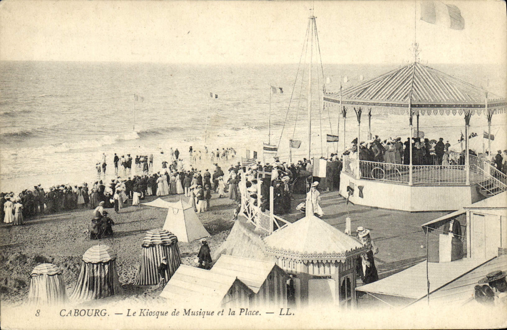 POSTAL Cabourg de la VENDIMIA el quiosco de la música y del lugar