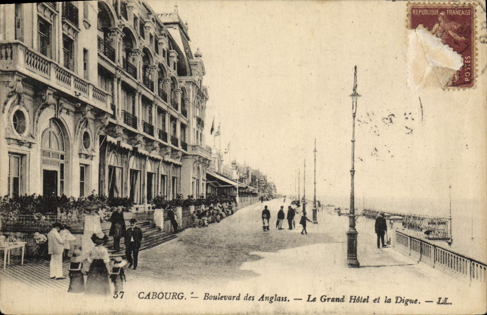 Bulevar de Cabourg de la POSTAL de la VENDIMIA del inglés el hotel grande y la presa
