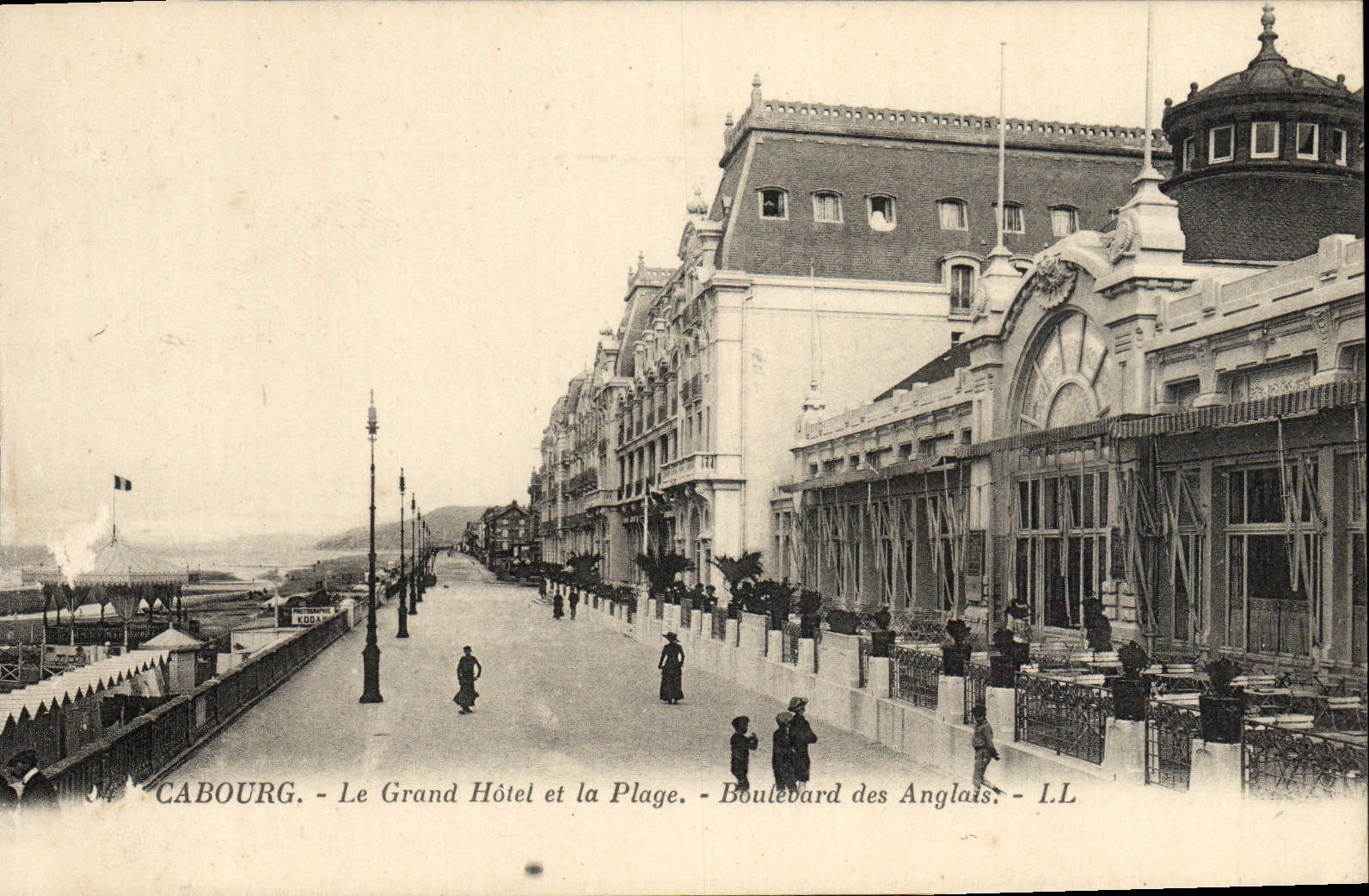 CPA Cabourg Le Grand Hotel et la Plage Boulevard des Anglais