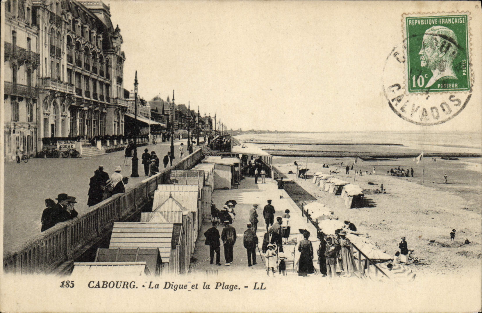 CPA Cabourg La Digue et la Plage 