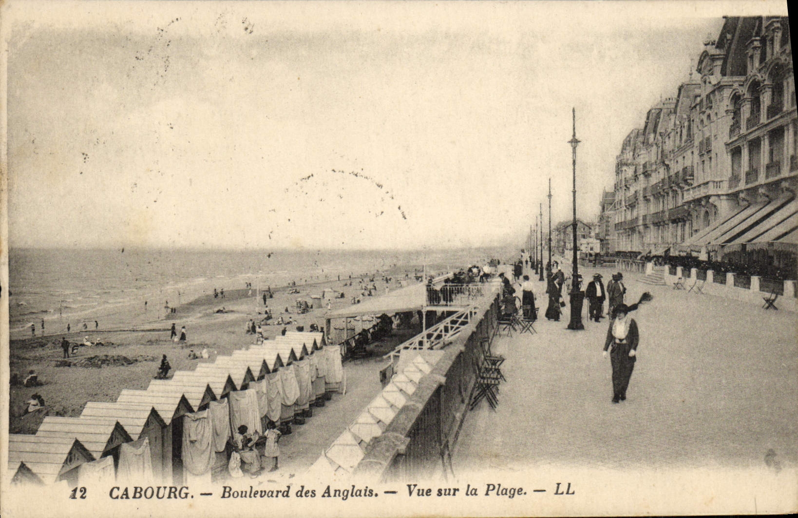 Bulevar de Cabourg de la POSTAL de la VENDIMIA del inglés visto en la playa