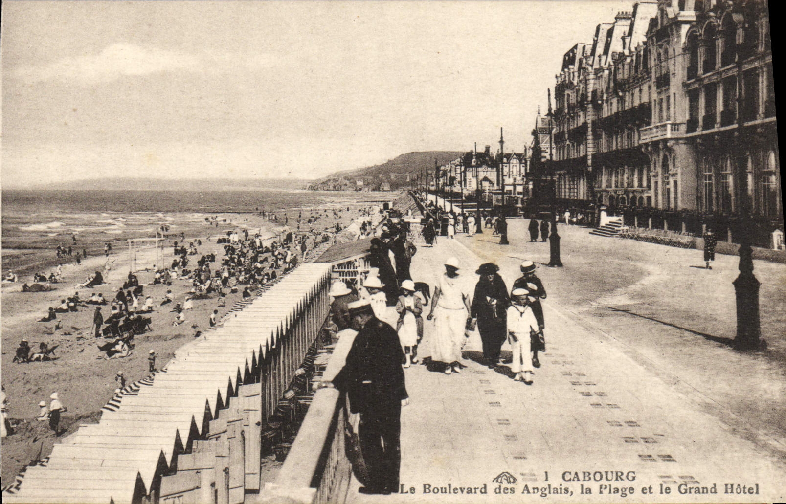 Bulevar de Cabourg de la POSTAL de la VENDIMIA del inglés la playa y el hotel grande
