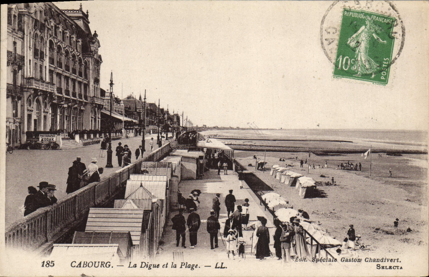 CPA Cabourg La Digue et la Plage 