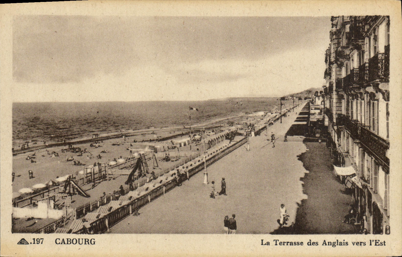 CPA Cabourg La Terrasse des Anglais vers l'Est
