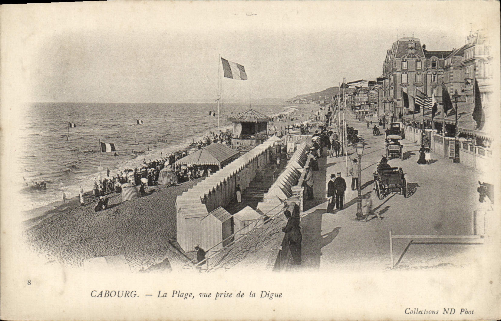CPA Cabourg La Plage vue prise de la Digue 