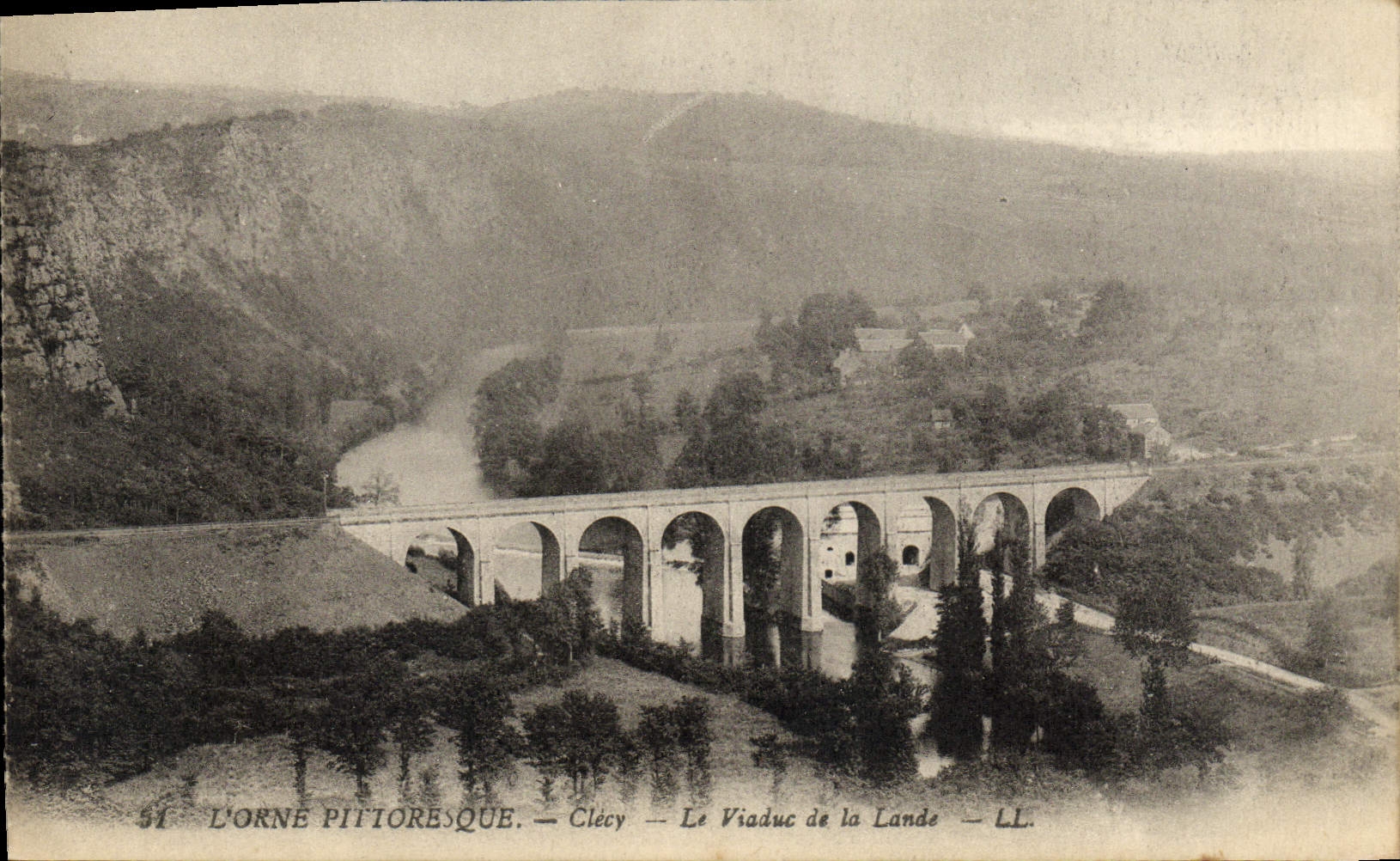 CPA Clecy Le Viaduc de la Lande 