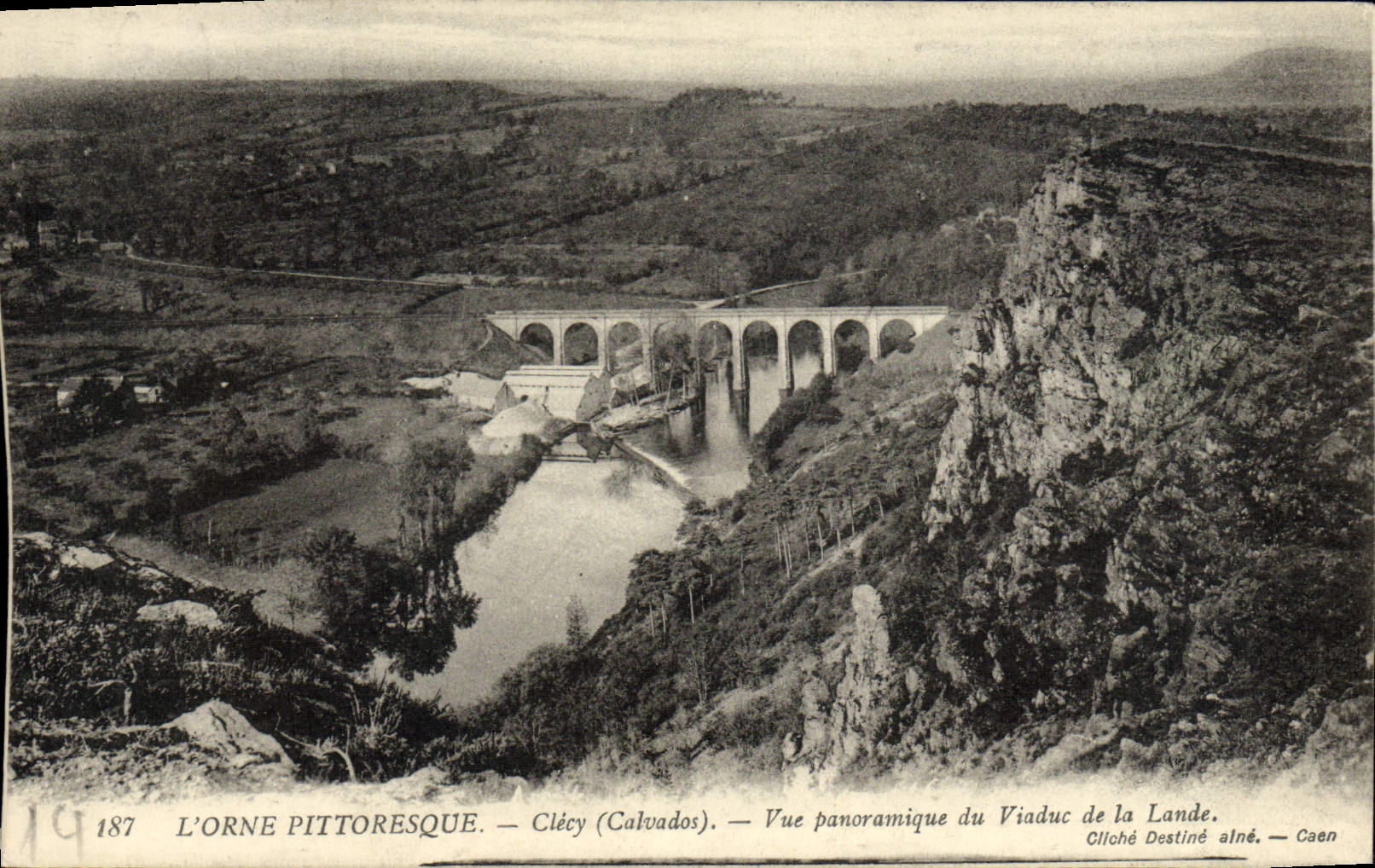 Opinión panorámica de Clecy de la POSTAL de la VENDIMIA del viaducto del amarrar