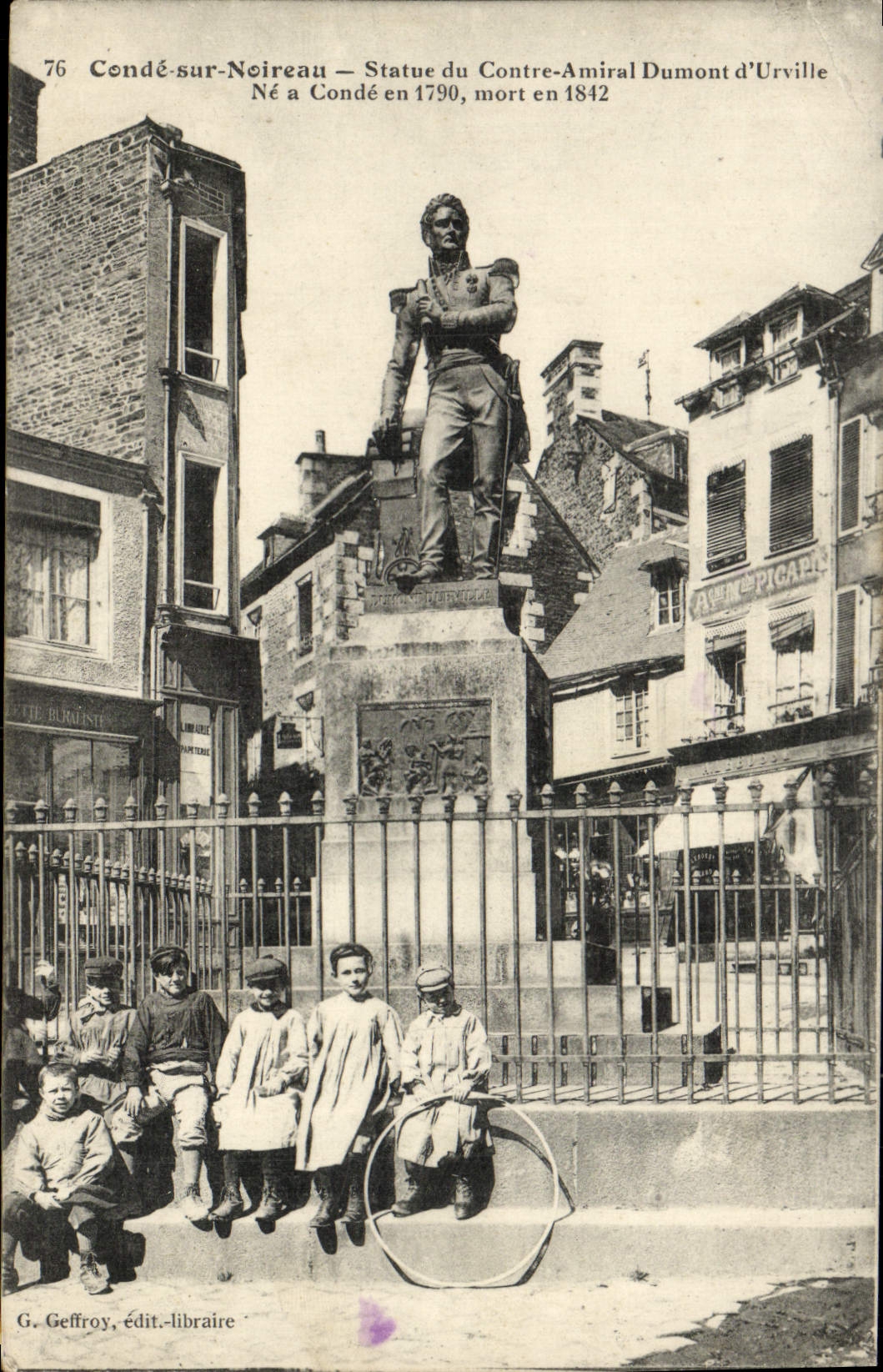 CPA Conde sur Noireau Statue du Contre amiral Dumont d'Urville Enfants