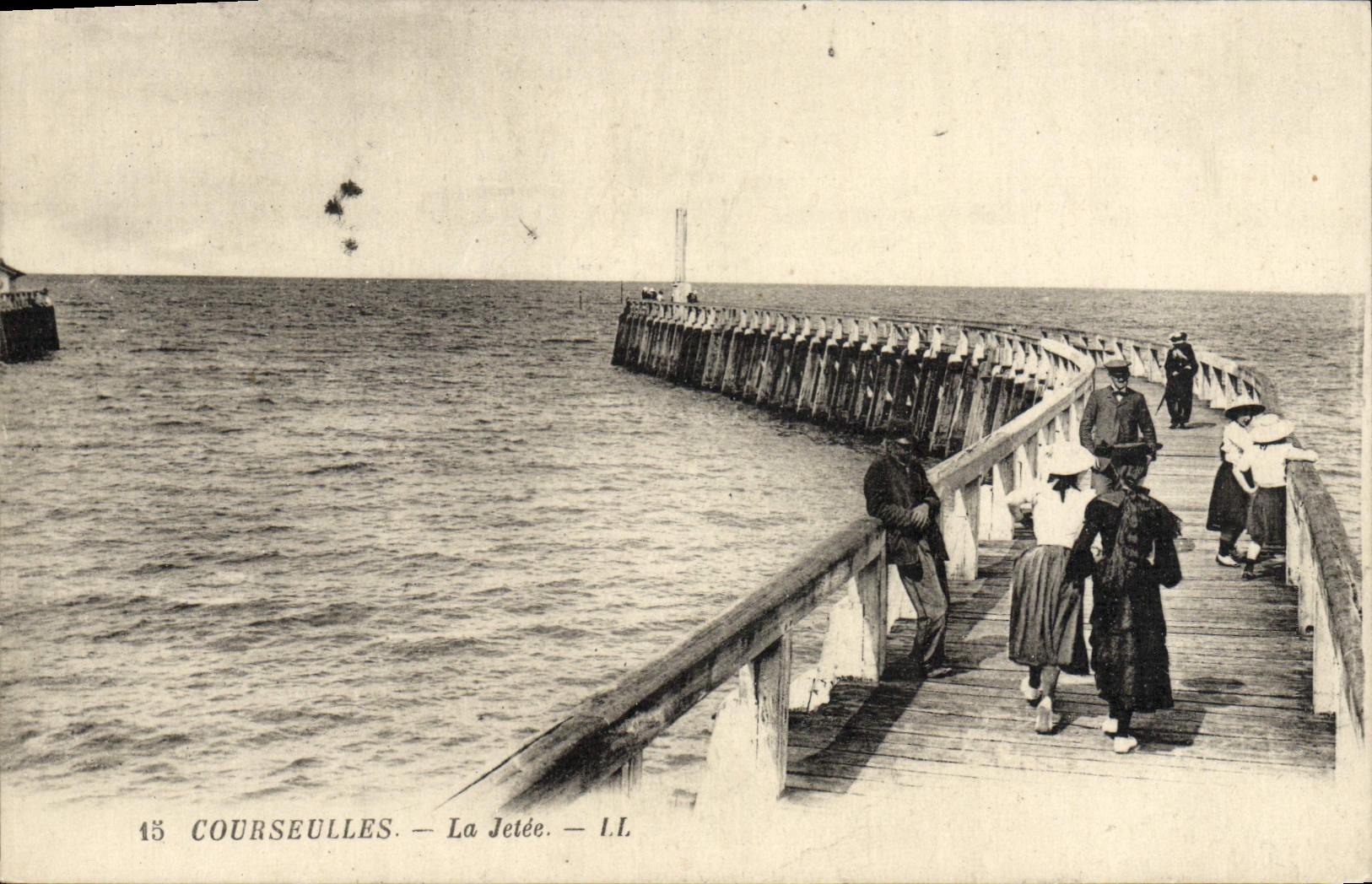 VINTAGE POSTCARD Courseulles the Pier