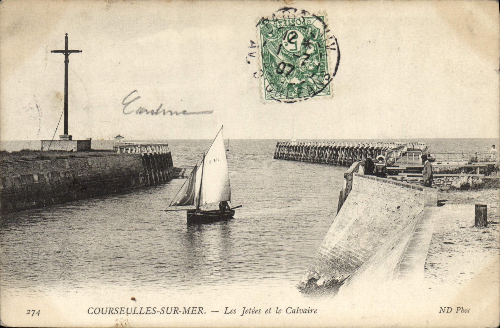 CPA Courseulles sur Mer Les Jetees et le Calvaire Bateau 