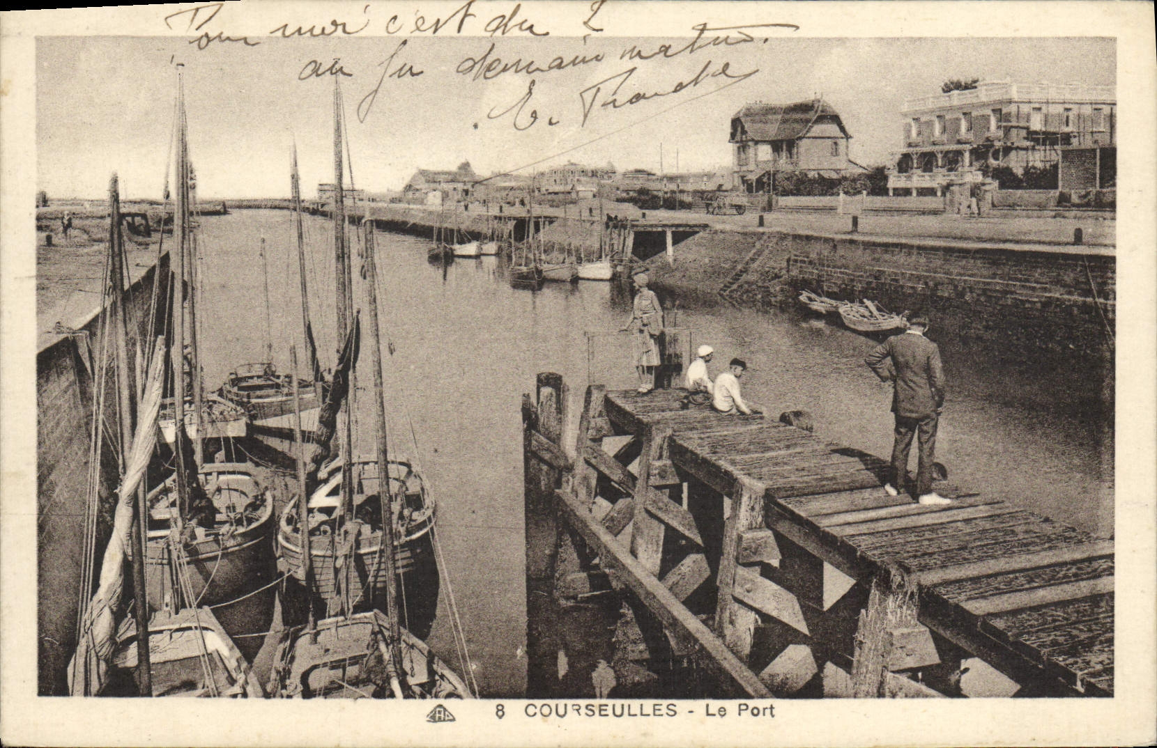 VINTAGE POSTCARD Courseulles the Port Boats