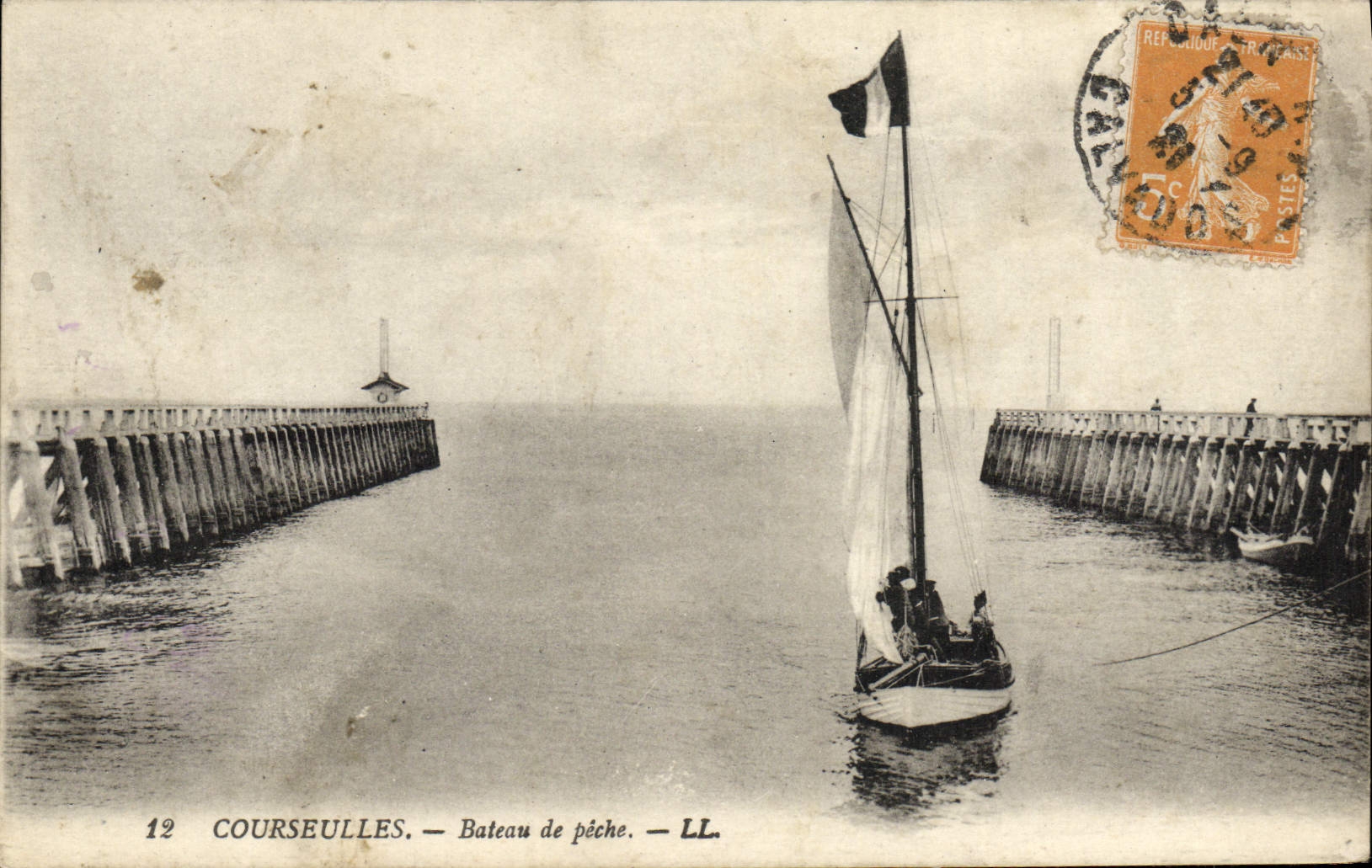 VINTAGE POSTCARD Courseulles Vessel Fishing
