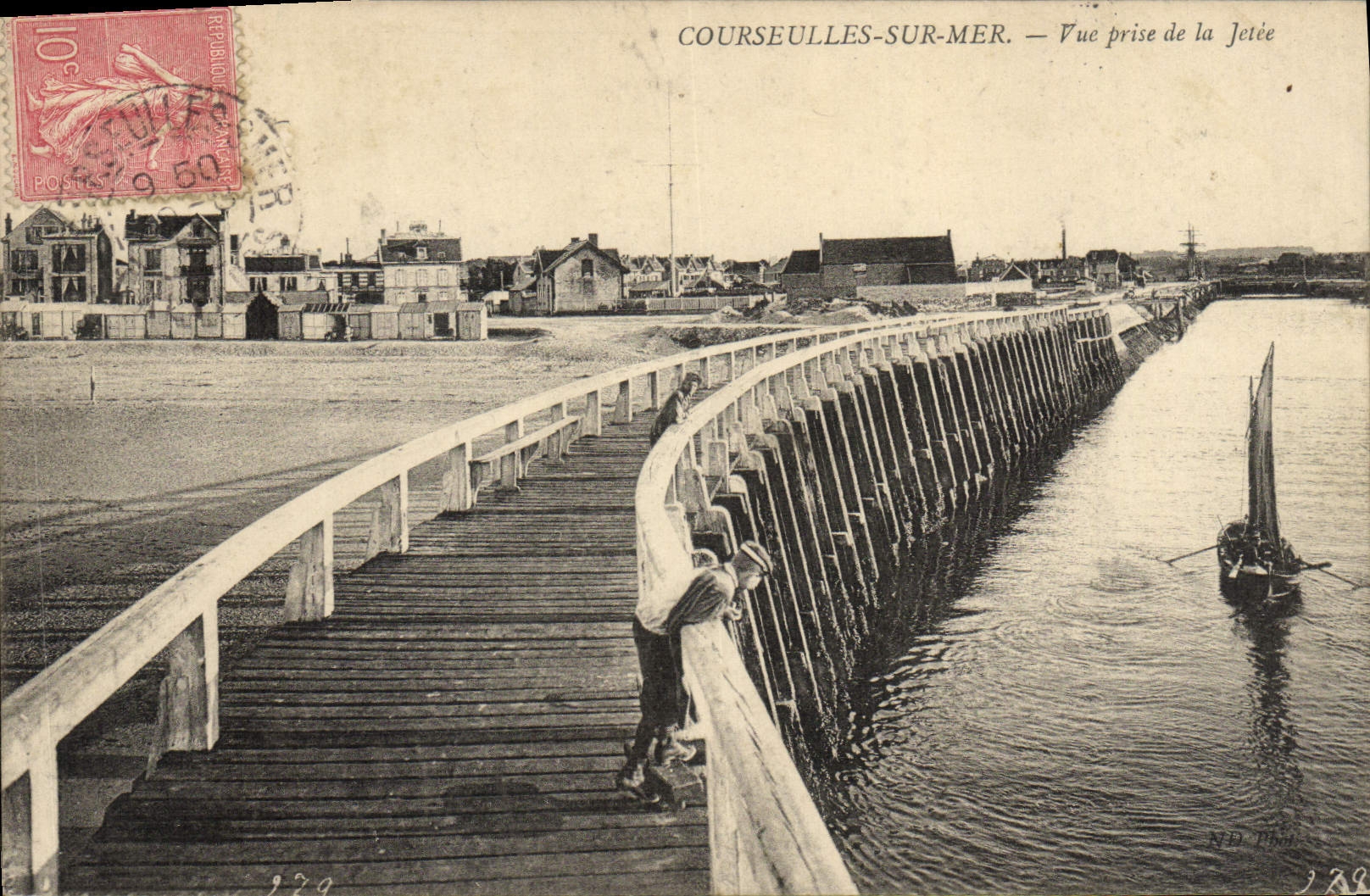 CPA Courseulles sur Mer Vue prise de la Jetee
