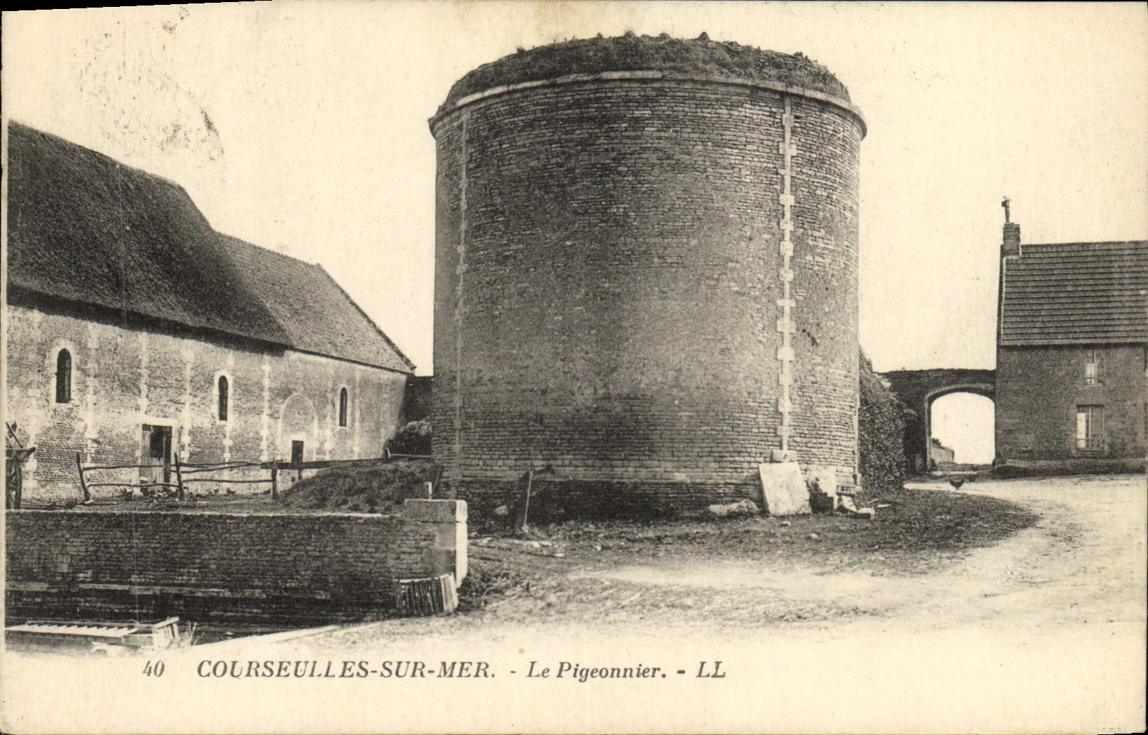 VINTAGE POSTCARD Courseulles on Sea the Pigeon one