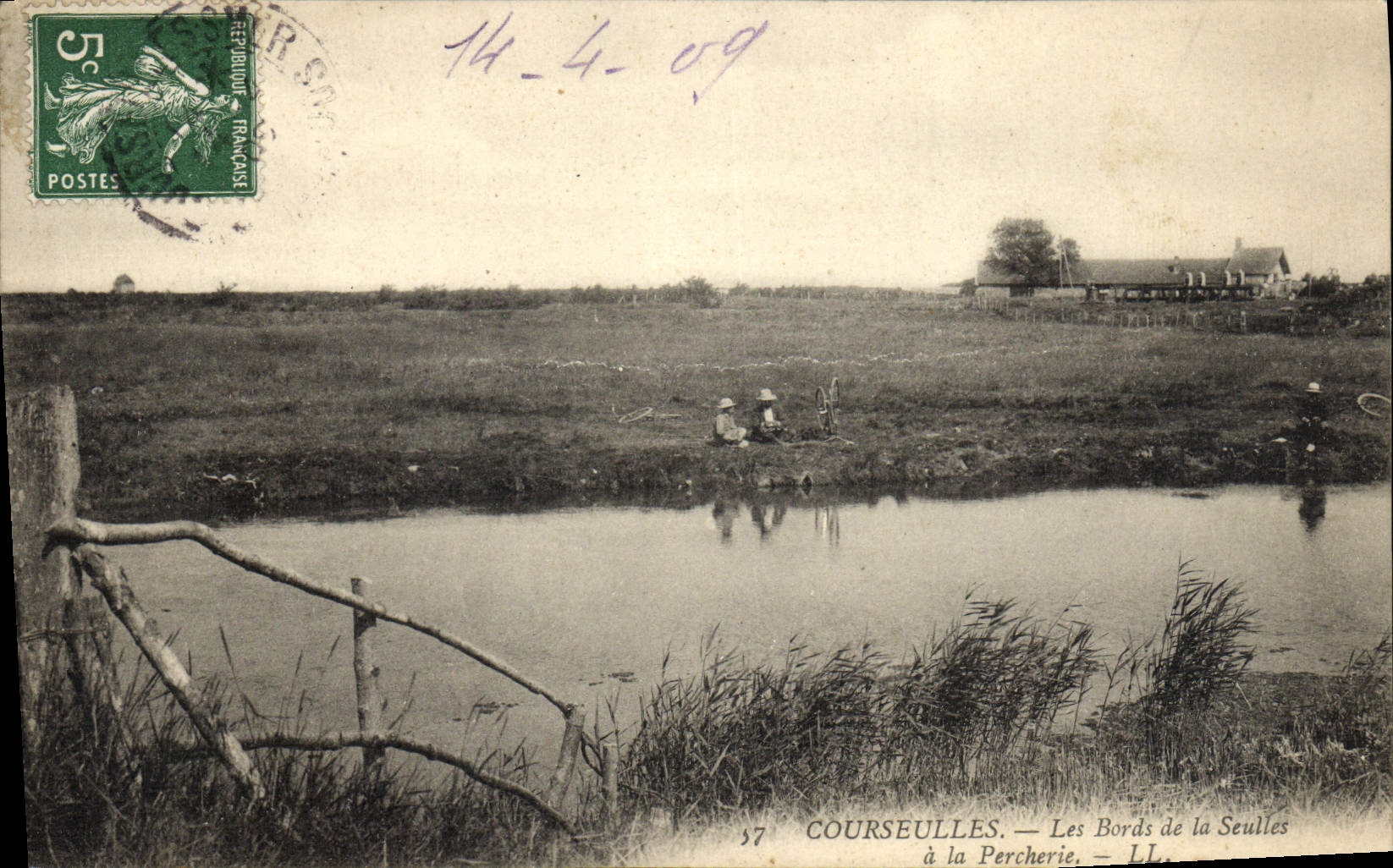 CPA Courseulles Les bords de la Seulles a la Percherie