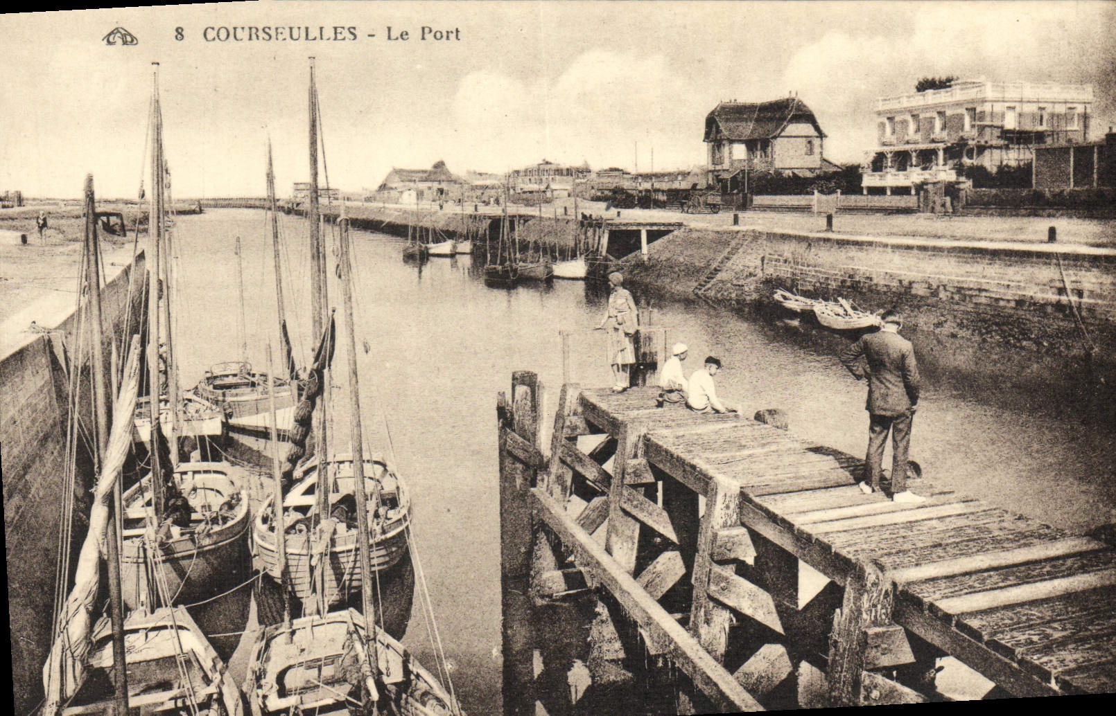 CPA Courseulles Le Port Bateaux