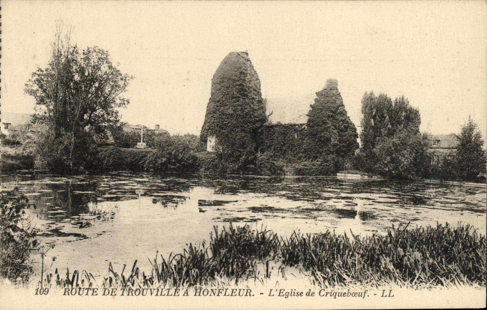 CPA Route de Trouville a Honfleur L'Eglise de Cricqueboeuf
