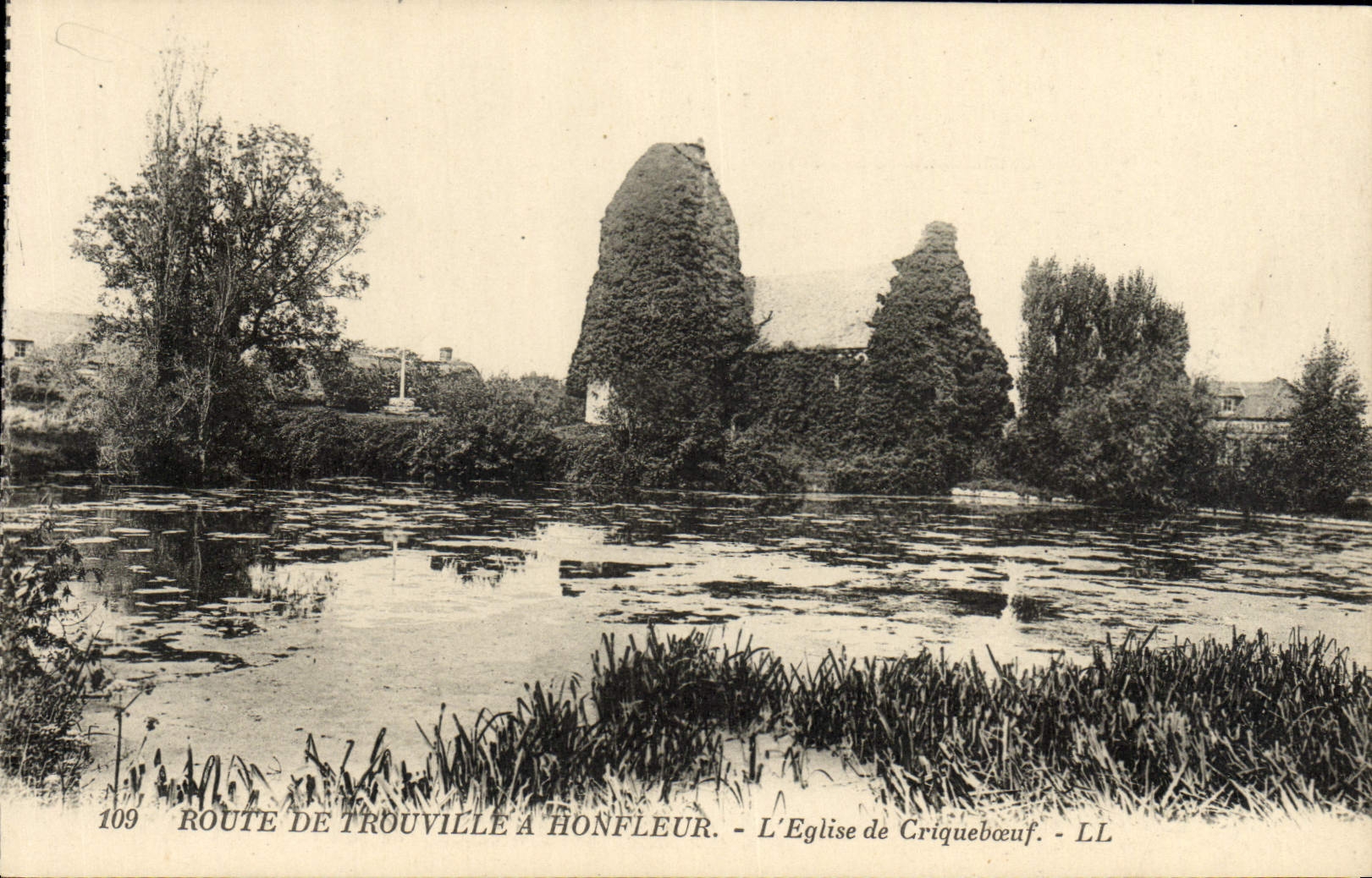 CPA Route de Trouville a Honfleur L'Eglise de Cricqueboeuf
