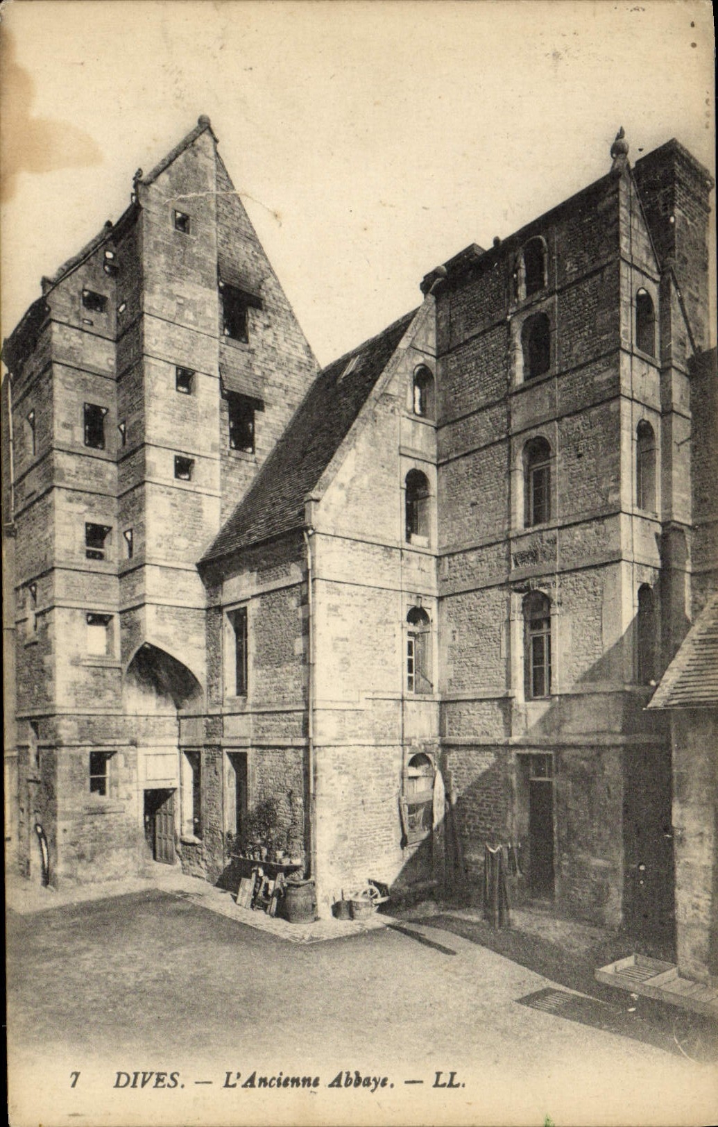 VINTAGE POSTCARD Divine the Old abbey