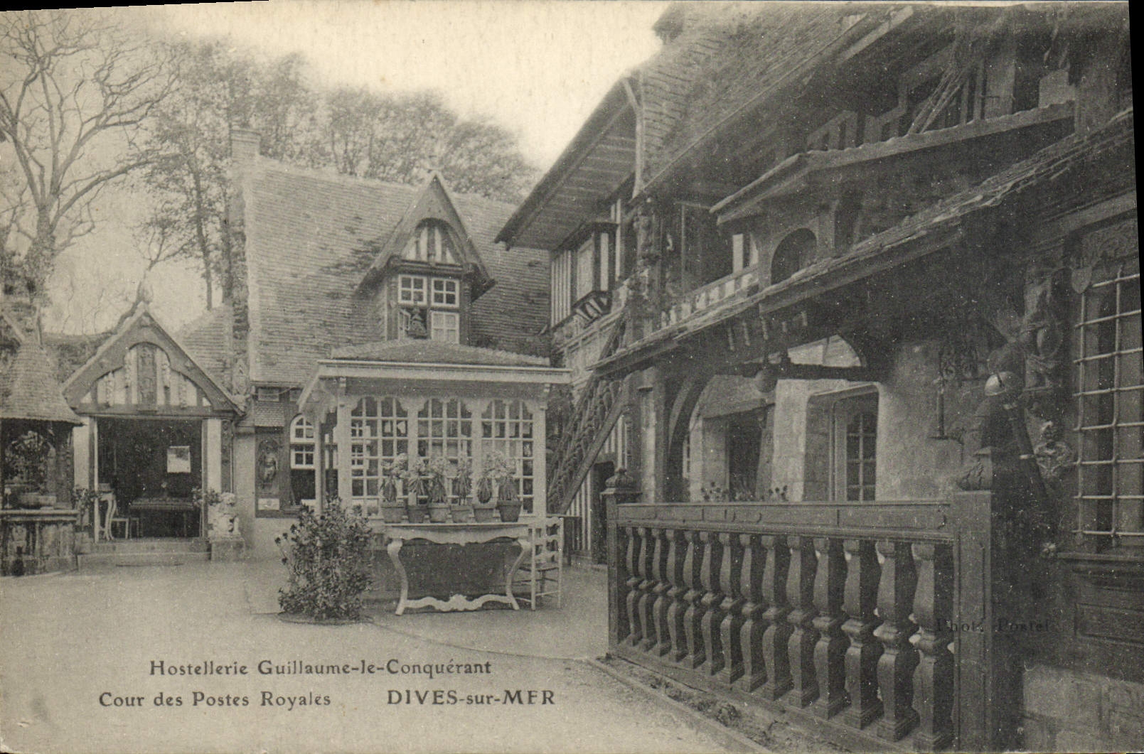 CPA Dives sur Mer Hostellerie Guillaume le Conquerant Cour des Postes Royales