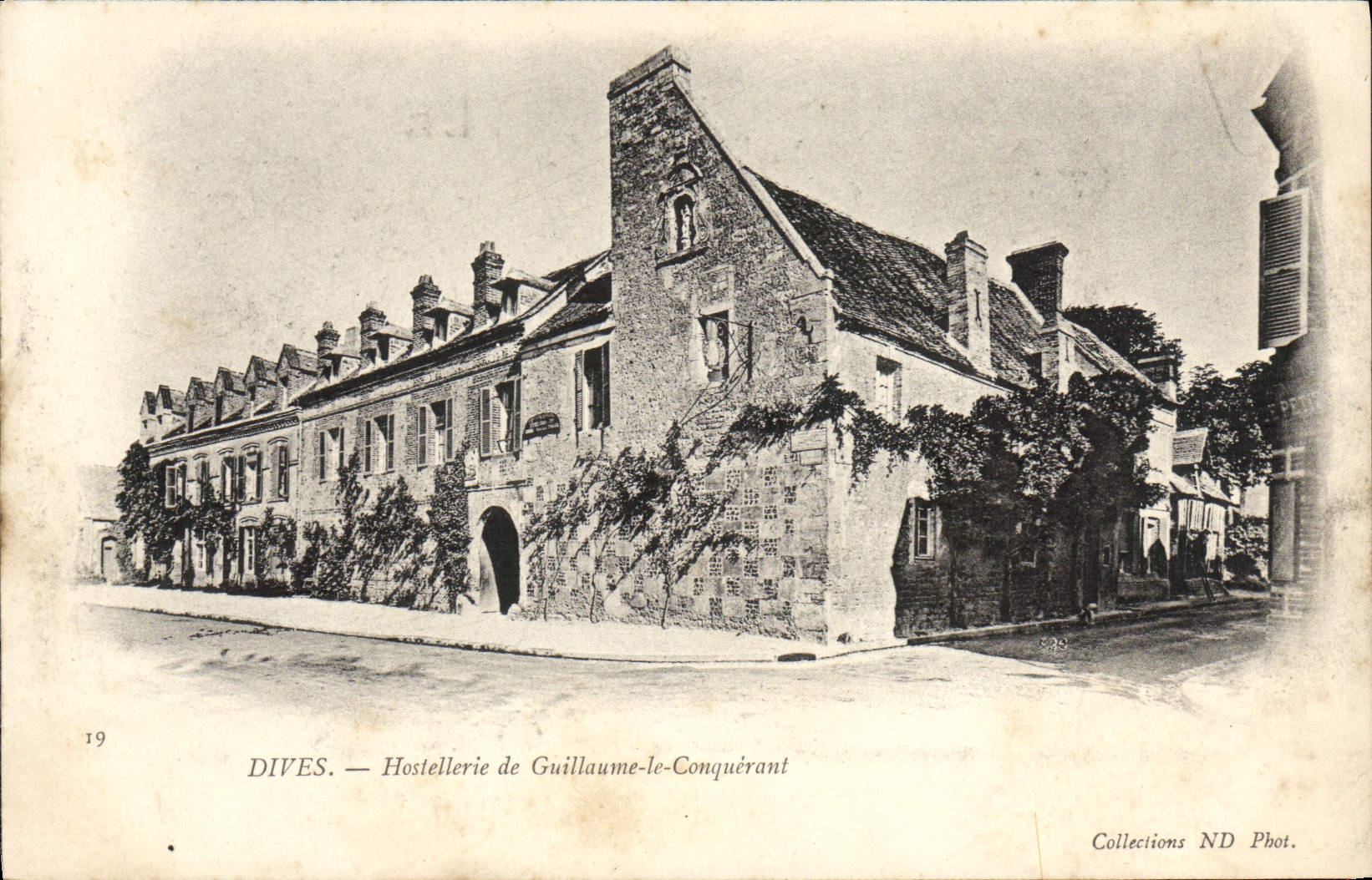 VINTAGE POSTCARD Divine Fashionable country inn of William the Conqueror