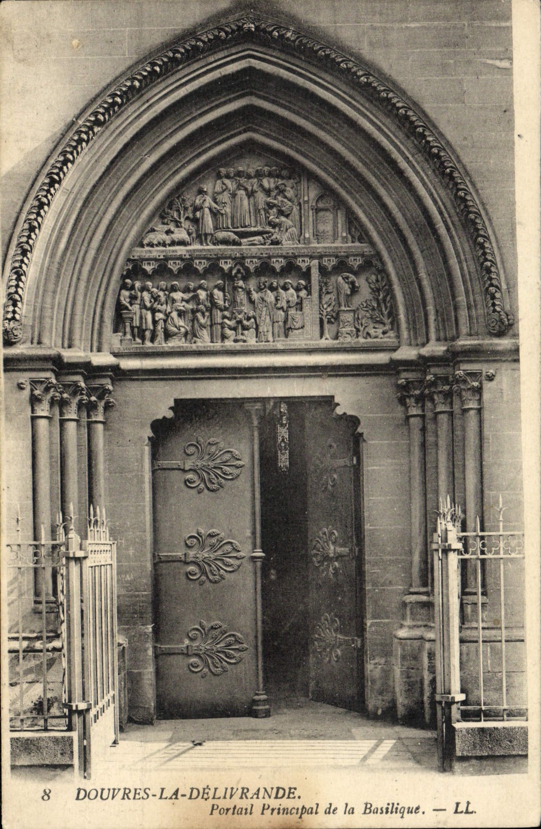 VINTAGE POSTCARD Dover Delivrande Principal Gate of the Basilica