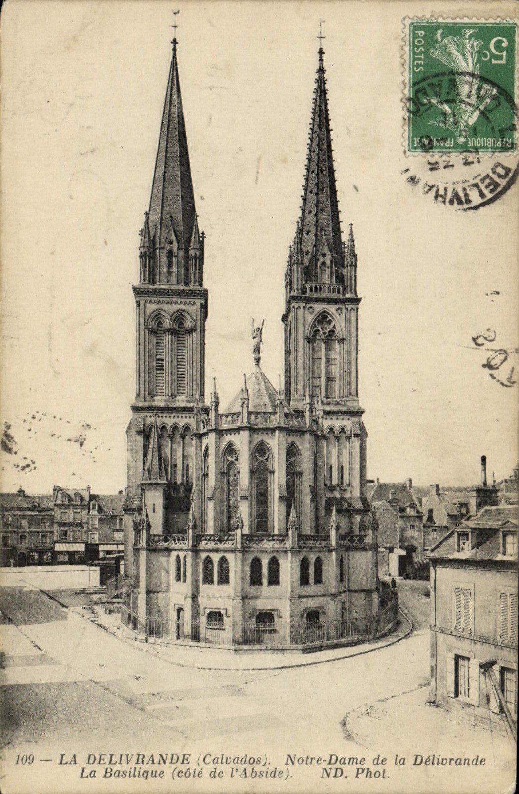 CPA La Delivrande Notre Dame de La Delivrande La Basilique