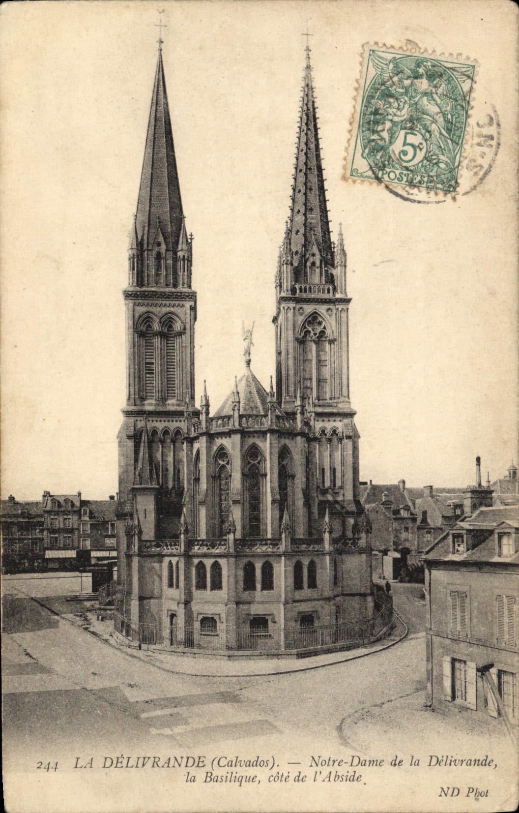 CPA La Delivrande Notre Dame de La Delivrande la Basilique cote de l'Abside 