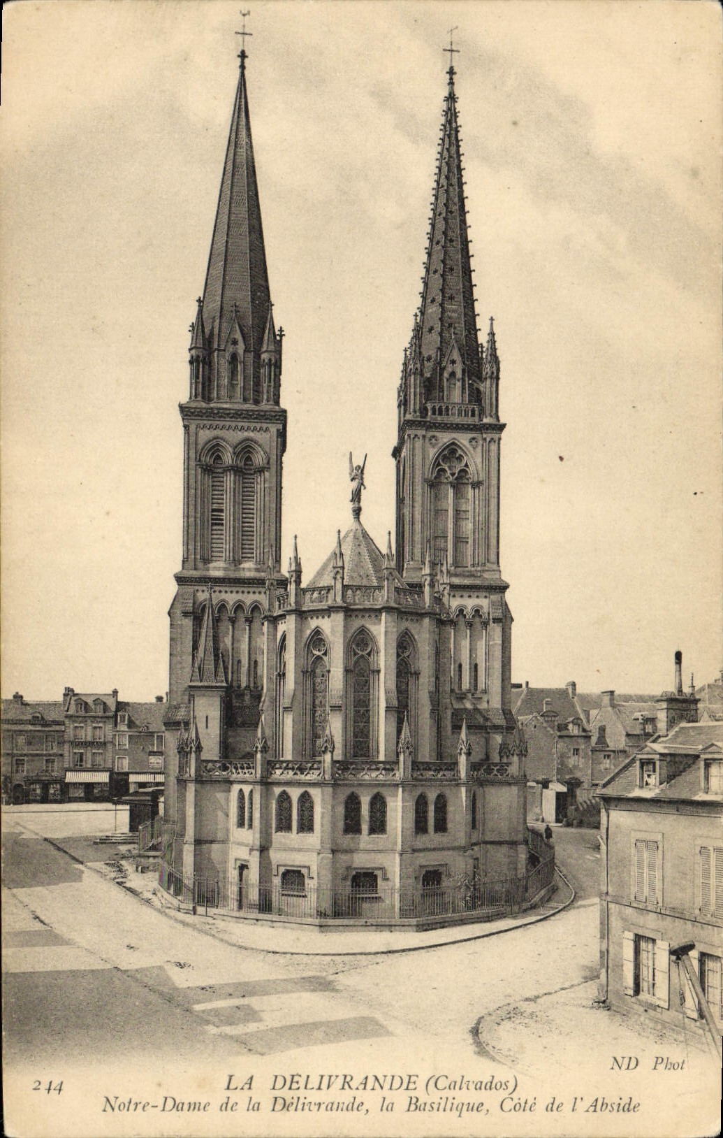 CPA La Delivrande Notre Dame de La Delivrande la Basilique cote de l'Abside 