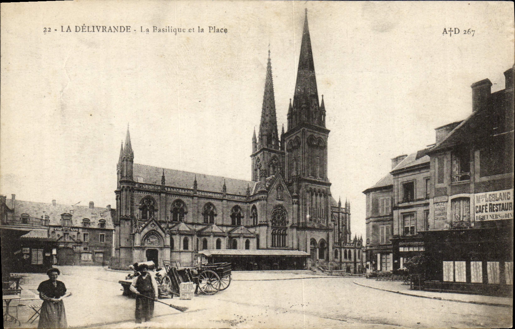CPA La Delivrande La Basilique La Place