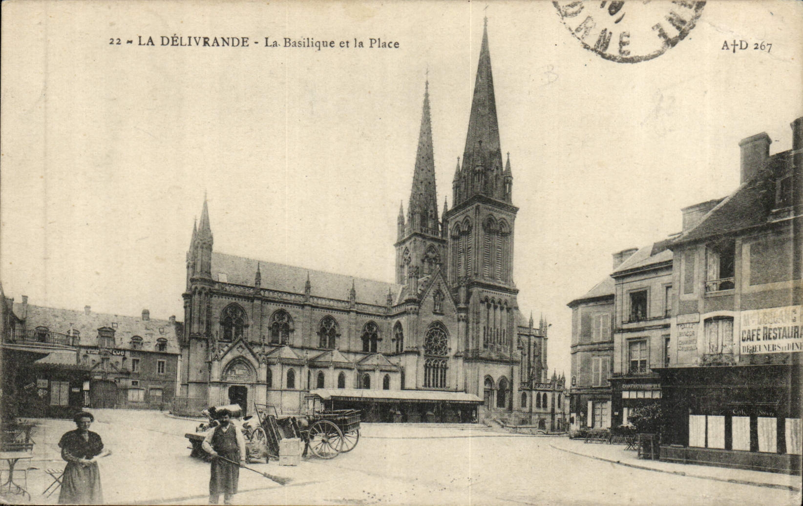 CPA La Delivrande La Basilique La Place