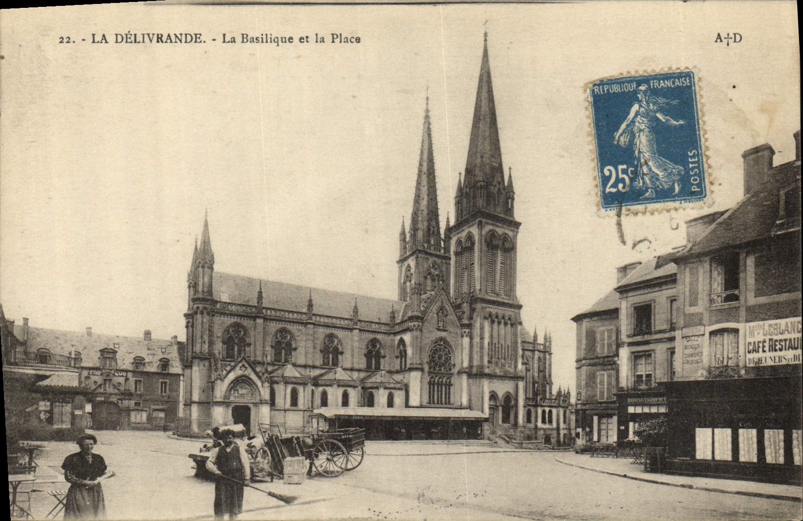 CPA La Delivrande La Basilique La Place